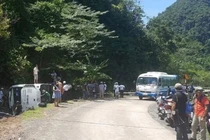 Xe du lịch lao xuống vực, ít nhất 8 người chết ở Quảng Bình