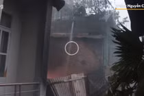 Video: Cháy lớn ở TP.HCM - 'Tôi chỉ kịp ôm ít đồ khi lửa bùng lên'