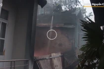 Video: Cháy lớn ở TP.HCM - 'Tôi chỉ kịp ôm ít đồ khi lửa bùng lên'