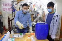 Thầy giáo tự pha chế nước rửa tay khô, tặng 600 chai cho người dân