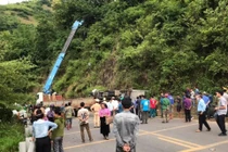 Xe tải lật nghiêng khiến 2 người bị thương nặng, 7 con trâu chết tại chỗ