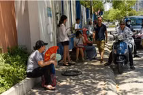 Phụ huynh “đội nắng” thấp thỏm chờ con bên ngoài phòng thi