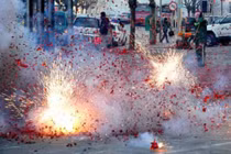 Hành vi đốt pháo trong ngày Tết bị xử phạt thế nào?