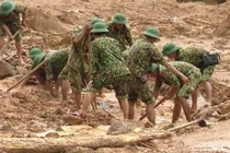 Sạt lở thủy điện Rào Trăng 3: Bốc từng viên đá, miếng đất để tìm đồng đội