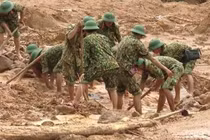 Sạt lở thủy điện Rào Trăng 3: Bốc từng viên đá, miếng đất để tìm đồng đội