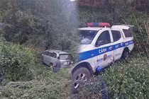 Tài xế có nồng độ cồn lái xe húc văng xe CSGT xuống vệ đường