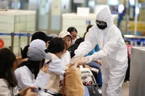 Sân bay quá tải vì hàng nghìn người Việt tại châu Âu, ASEAN ồ ạt hồi hương