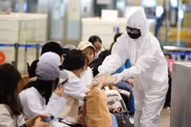 Sân bay quá tải vì hàng nghìn người Việt tại châu Âu, ASEAN ồ ạt hồi hương