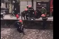 Vì sao nam thanh niên nhảy xuống dòng sông đen ngòm khi cả Hà Nội ở nhà chống COVID-19