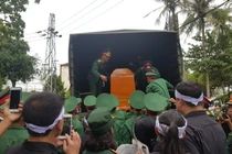 Người dân khóc, tiễn đưa 13 cán bộ, chiến sĩ hy sinh ở Rào Trăng về đất mẹ 