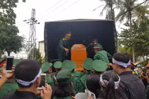 Người dân khóc, tiễn đưa 13 cán bộ, chiến sĩ hy sinh ở Rào Trăng về đất mẹ 