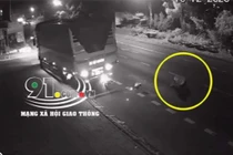 Video: Vượt ẩu gây tai nạn, tài xế xe tải cán nát xe máy rồi bỏ chạy
