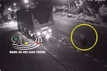 Video: Vượt ẩu gây tai nạn, tài xế xe tải cán nát xe máy rồi bỏ chạy