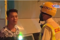 Video: Tài xế vi phạm "rủ bạn" ra quay phim, chụp ảnh ngăn CSGT xử lý