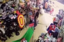 Video: Người đàn ông suýt vụt trúng đầu trẻ sơ sinh khi hỗn chiến