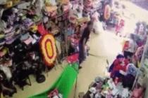 Video: Người đàn ông suýt vụt trúng đầu trẻ sơ sinh khi hỗn chiến