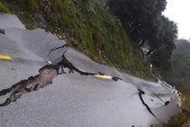 Quốc lộ 12A ở Quảng Bình bị biến dạng, nứt gãy như động đất