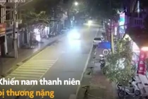 Video: Nam thanh niên lao thẳng xe máy vào đầu ô tô trong đêm
