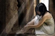 Vợ mất 49 ngày, phát hiện bé gái 15 tuổi bị cha bạo hành, cưỡng dâm 