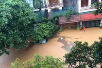 Hà Giang ngập lụt nặng, nhiều ô tô ngập nước, 2 mẹ con tử vong