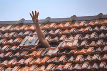 “Quặn lòng” dân vùng lũ gỡ ngói, ngoi lên nóc nhà... chờ cứu trợ