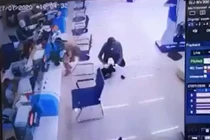 Video: Kẻ cướp ngân hàng ở Hà Nội vừa cầm lựu đạn vừa nhặt tiền