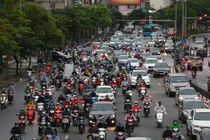 Nới lỏng cách ly xã hội, đường phố Hà Nội lại đông đúc