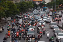 Nới lỏng cách ly xã hội, đường phố Hà Nội lại đông đúc