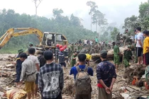 Căng sức tìm kiếm người bị vùi lấp, gấp rút tiếp tế cho 3.000 hộ dân bị cô lập