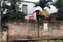 Cụ bà liệt giường bị hàng xóm bịt kín lối đi, muốn vào phải bắc thang