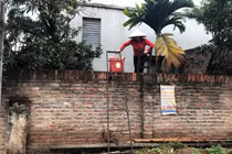 Cụ bà liệt giường bị hàng xóm bịt kín lối đi, muốn vào phải bắc thang