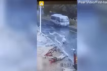 Video: Xe buýt mất lái đâm vào vỉa hè, tài xế bị hất văng ra ngoài