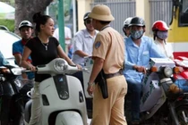 Những người thích đi xe máy tháo gương sẽ nghĩ lại khi biết điều này