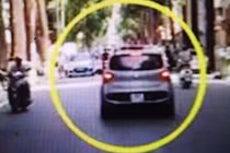 Video: Tài xế ô tô hất công an lên nắp capo xe rồi bỏ chạy ở Hà Nội