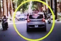 Video: Tài xế ô tô hất công an lên nắp capo xe rồi bỏ chạy ở Hà Nội