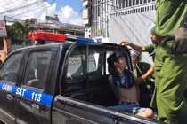 Đầu thú sau 2 năm bỏ trốn vì ném đá và dùng cây đánh công an: Tội có nặng? 