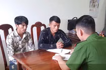 2 đối tượng hiếp dâm nữ chủ nhà đang ôm con nhỏ khai gì?