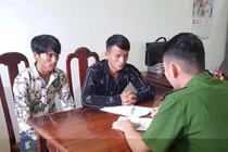 2 đối tượng hiếp dâm nữ chủ nhà đang ôm con nhỏ khai gì?