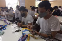 Hải Dương: Học viên cai nghiện làm 4500 “kính chống giọt bắn” tặng cán bộ, bác sĩ chống COVID-19