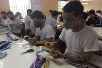 Hải Dương: Học viên cai nghiện làm 4500 “kính chống giọt bắn” tặng cán bộ, bác sĩ chống COVID-19