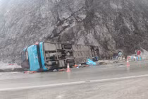 Xe khách tự lật trên đèo Thung Khe, 2 người tử vong