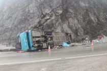 Xe khách tự lật trên đèo Thung Khe, 2 người tử vong
