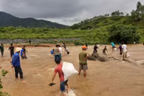 Vỡ đập thủy lợi Đầm Thìn: Dân đổ xô xuống hồ bắt cá