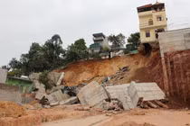 Quảng Ninh: Sạt kè nhà dân, di dời khẩn cấp 16 hộ dân