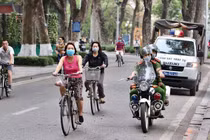 Cách ly xã hội: Người Hà Nội ra đường không có việc cần thiết… xử phạt thế nào?