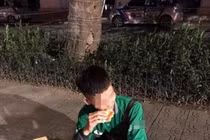 Anh chàng shipper cay đắng ngồi ăn pizza trên vỉa hè vì bị boom hàng