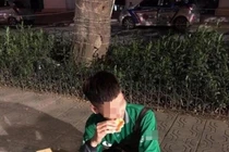 Anh chàng shipper cay đắng ngồi ăn pizza trên vỉa hè vì bị boom hàng