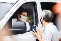 Ông Đoàn Ngọc Hải và... đôi dép tổ ong