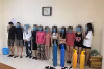 "Massage kích dục" lén lút họat động, tụ tập ăn nhậu bất chấp lệnh cách ly toàn xã hội