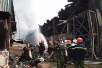 Cháy kho hóa chất cảng Đức Giang: Rò rỉ chất độc hại, bồi thường sao?